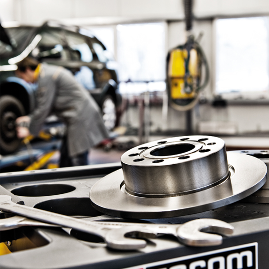 Werkstattfoto: Werkzeug, Mitarbeiter im Hintergrund